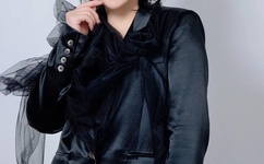 小孩把坤坤放入妈妈里面